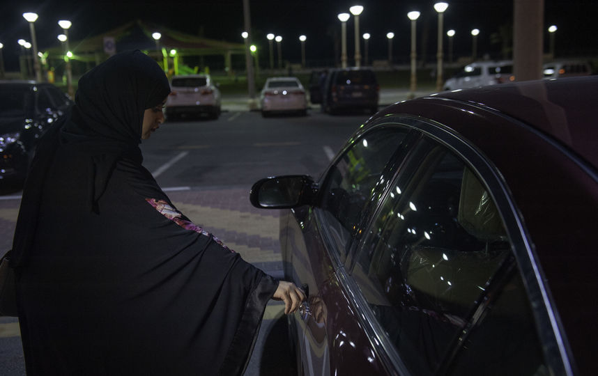 Саудовские женщины отмечают снятие запрета. Фото AFP