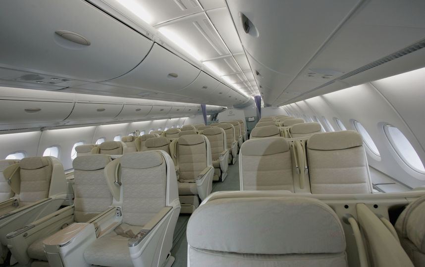 По словам авторов разработки, вертикальные кресла весят в два раза меньше стандартных и позволяют увеличить пассажировместимость на 20%. Фото Getty