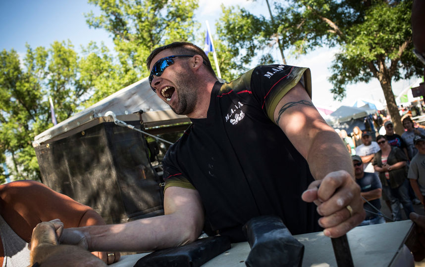 У людей, обладающих большей силой хватки при рукопожатии или захвате предметов ладонью, выше скорость реакции и лучше память. Фото Getty