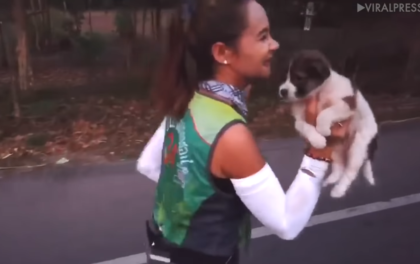 Участница марафона пробежала 30 километров со щенком на руках