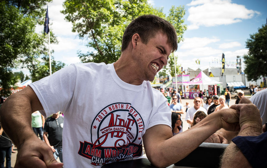 У людей, обладающих большей силой хватки при рукопожатии или захвате предметов ладонью, выше скорость реакции и лучше память. Фото Getty