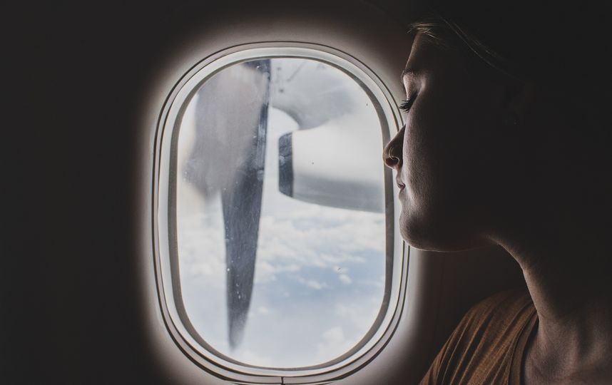 Если вас тошнит в полёте, по возможности стоит занять место у окна. Фото Pixabay