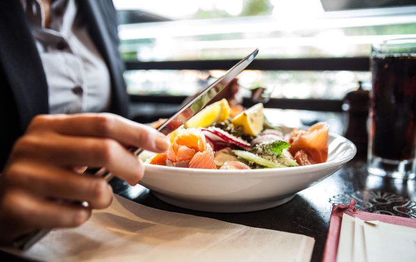 Медленный процесс приема пищи предупреждает развитие ожирения. Фото ISTOCK