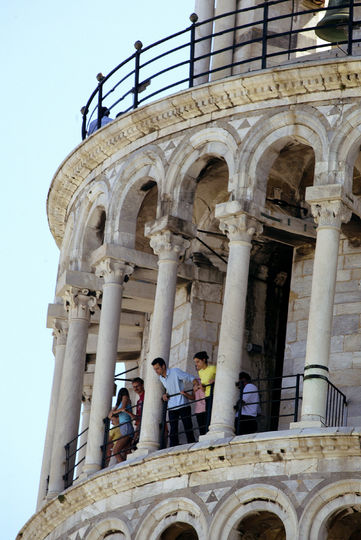 Туристы на смотровой площадке Пизанской башни. Фото Getty