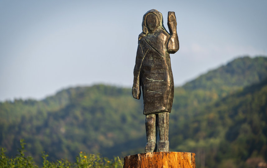В Словении установили новую статую Мелании Трамп