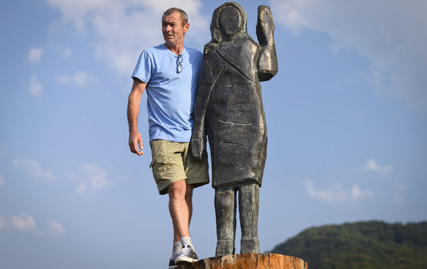 Алесь Зупевк рядом с репликой своей первой работы. Фото AFP