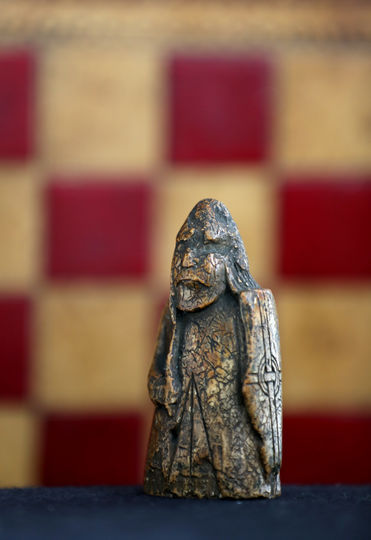 Стоимость шахматной фигуры оценивается в 1 млн фунтов стерлингов. Фото Getty