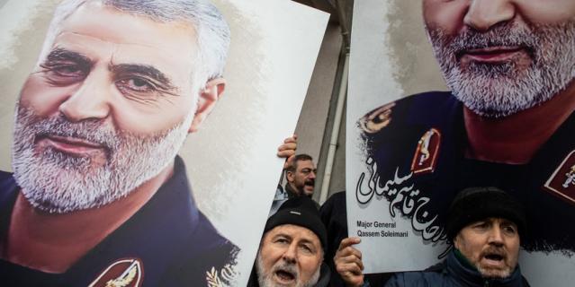 Протесты в Турции, люди несут портрет Сулеймани.