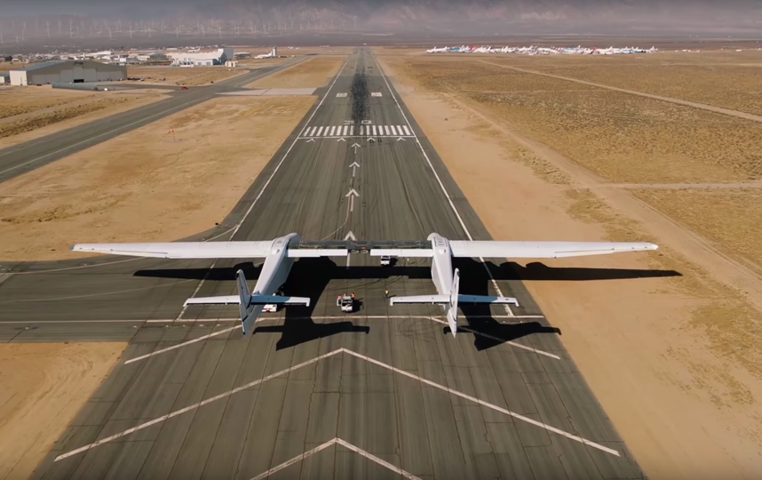 Stratolaunch планируют использовать как воздушную платформу для запуска ракет-носителей для доставки грузов на низкую околоземную орбиту. Фото AviationWeek, Скриншот Youtube