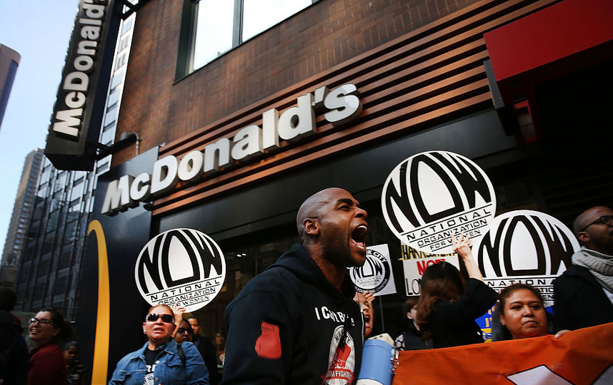 В США сотрудников известного ресторана быстрого питания обвинили в харассменте