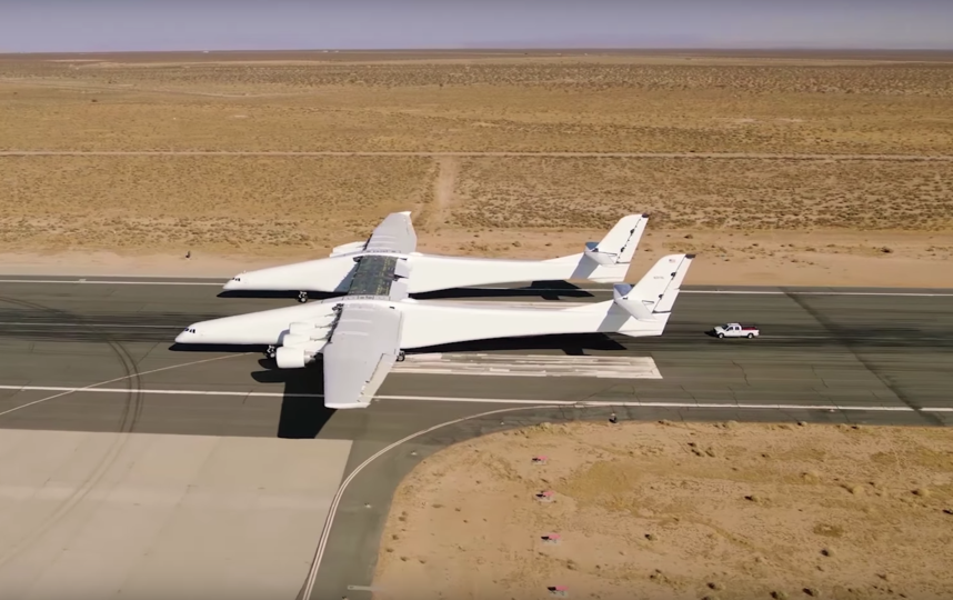 Stratolaunch планируют использовать как воздушную платформу для запуска ракет-носителей для доставки грузов на низкую околоземную орбиту. Фото AviationWeek, Скриншот Youtube