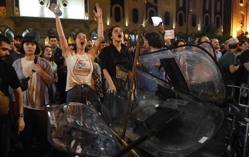 Протестующие в Тбилиси. Фото AFP