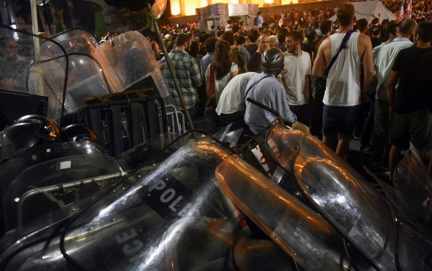 Протестующие в Тбилиси. Фото AFP