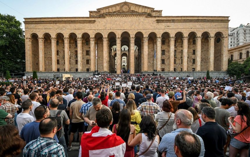 Протестующие в Тбилиси. Фото AFP
