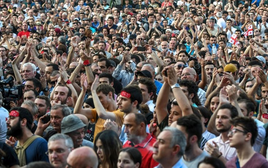 Протестующие в Тбилиси. Фото AFP
