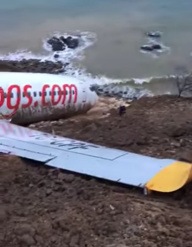 В Турции "Боинг" выкатился со взлётной полосы и начал падать в море – видео