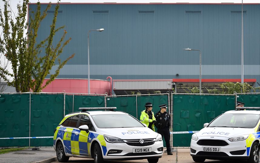 Полицейские оцепили место, где нашли грузовик с трупами. Фото AFP