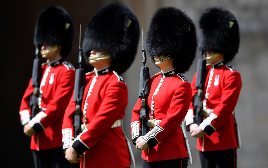 Короткая военная церемония прошла во внутреннем дворике Виндзорского замка. Фото Getty