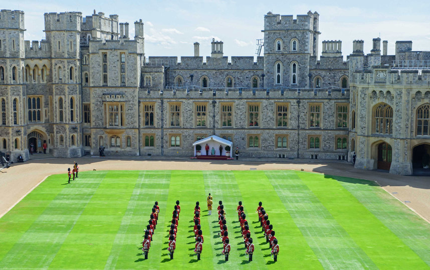 Короткая военная церемония прошла во внутреннем дворике Виндзорского замка. Фото AFP