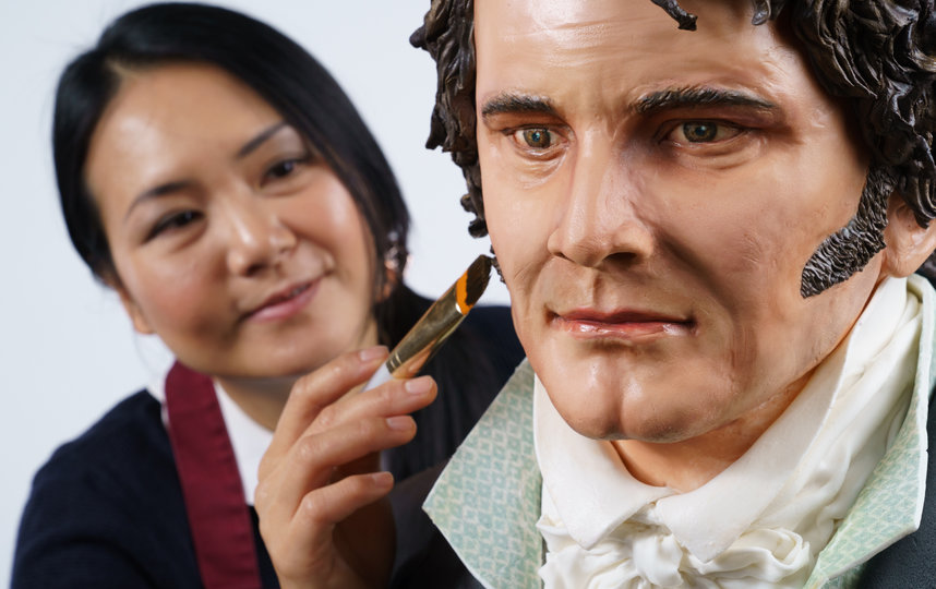 Кондитер Мишель Вибово смастерила фигуру актёра Колина Фёрта высотой около 182 см. Фото скриншот: twitter.com/UKTVPress