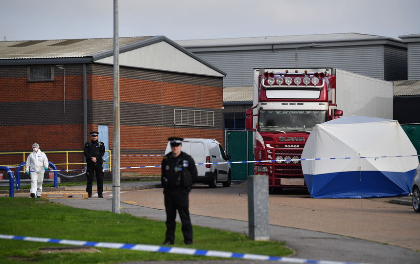 Полицейские оцепили место, где нашли грузовик с трупами. Фото AFP