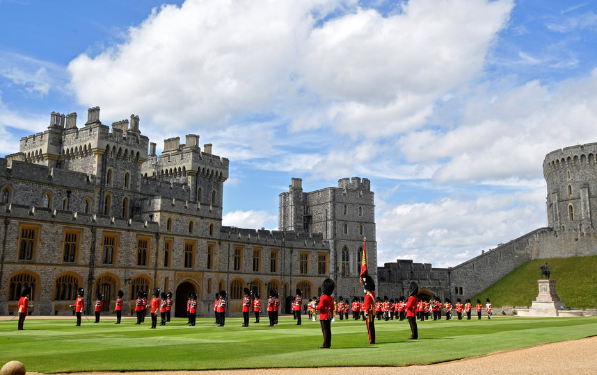 Короткая военная церемония прошла во внутреннем дворике Виндзорского замка. Фото Getty