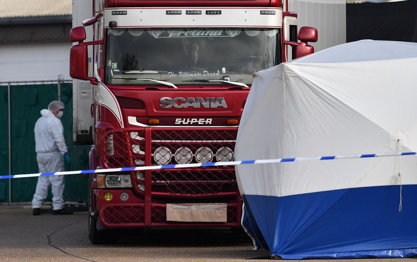 Полицейские оцепили место, где нашли грузовик с трупами. Фото AFP