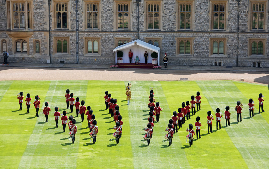 Короткая военная церемония прошла во внутреннем дворике Виндзорского замка. Фото AFP