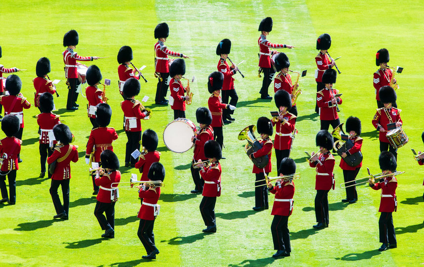 Короткая военная церемония прошла во внутреннем дворике Виндзорского замка. Фото AFP