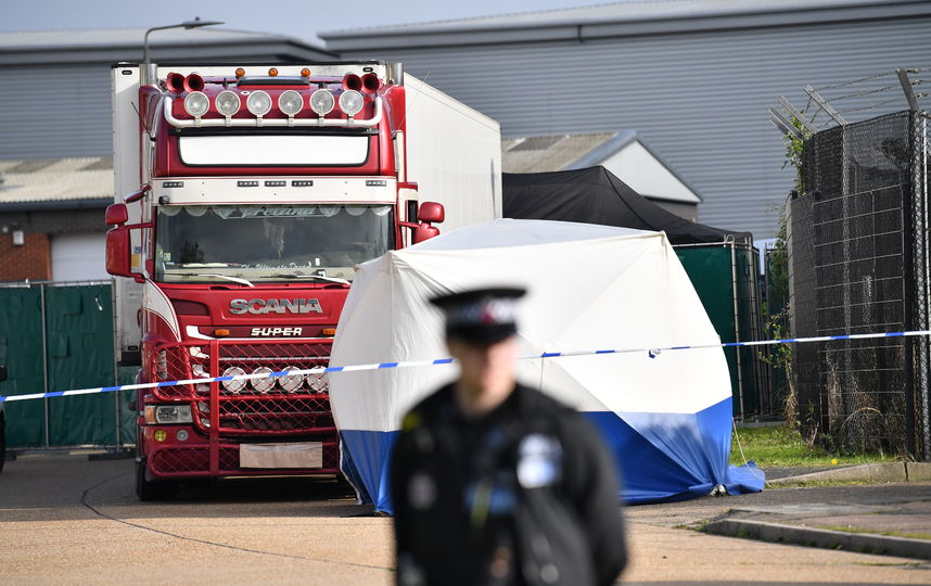 Полицейские оцепили место, где нашли грузовик с трупами. Фото AFP