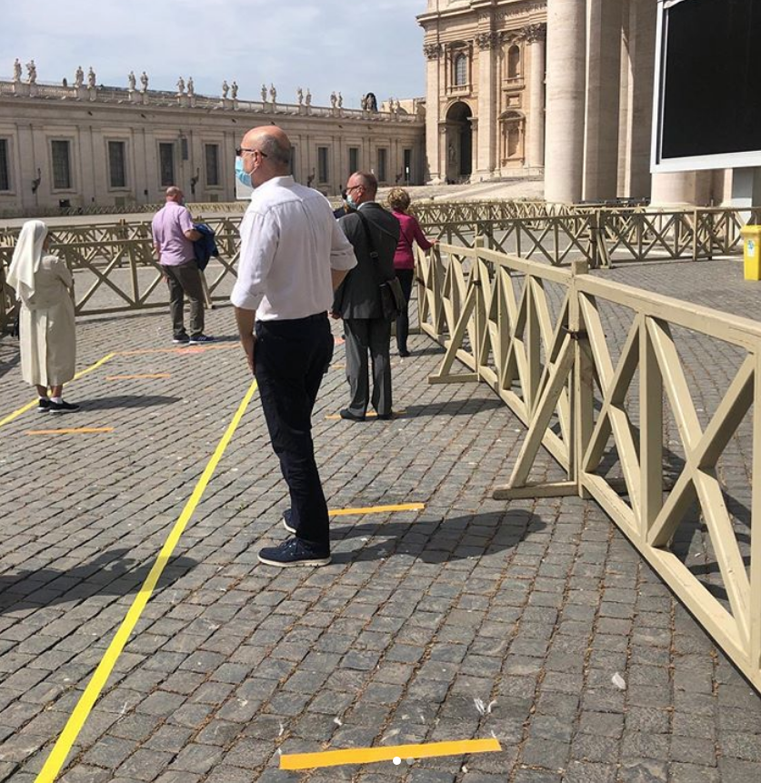 Площадь Святого Петра покрывают жёлтые полосы, напоминающие о социальной дистанции. Фото Instagram @matildelatorrede
