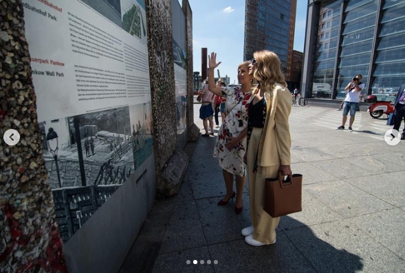 Елена Зеленская на экскурсии в Берлине. Фото скриншот с официального блога Елены Зеленской в Instagram