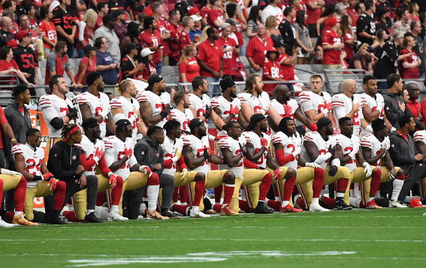 Половина команды отказалась стоять во время исполнения национального гимна США. Фото AFP