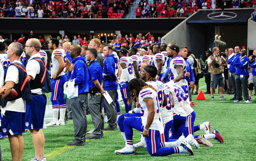 Половина команды отказалась стоять во время исполнения национального гимна США. Фото AFP