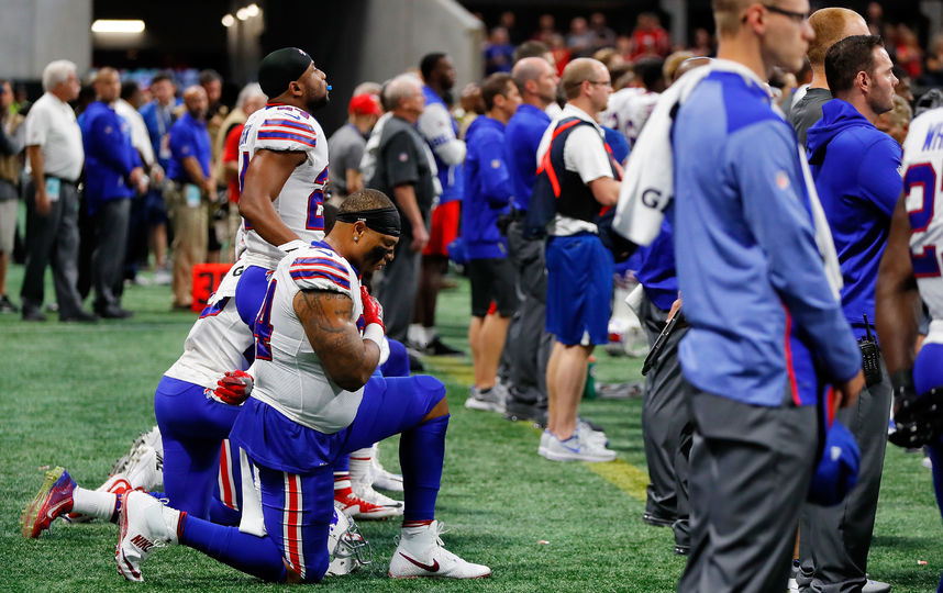 Половина команды отказалась стоять во время исполнения национального гимна США. Фото AFP