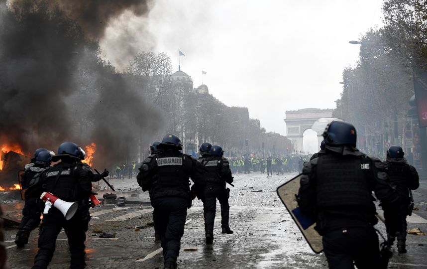 Протестные акции сопровождались погромами, поджогами и столкновениями с полицией. Фото AFP