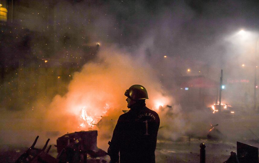 Протестные акции сопровождались погромами, поджогами и столкновениями с полицией. Фото AFP
