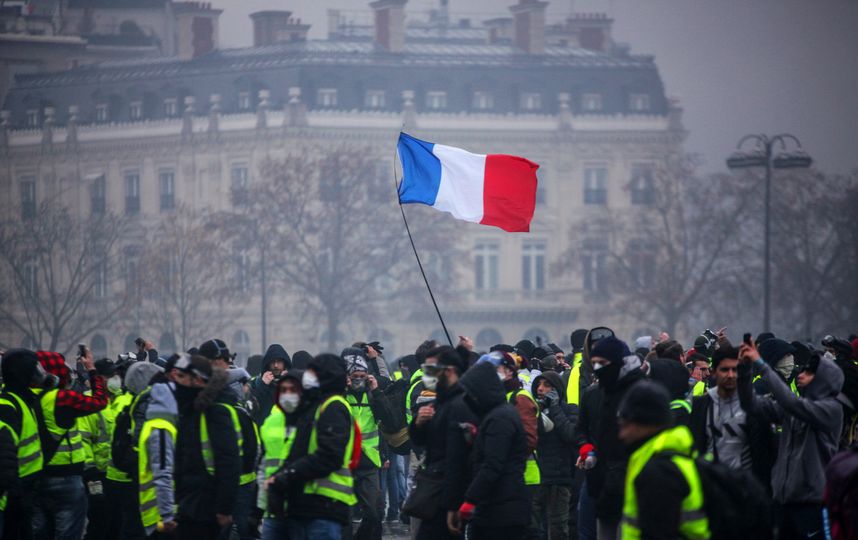 Протестные акции сопровождались погромами, поджогами и столкновениями с полицией. Фото AFP