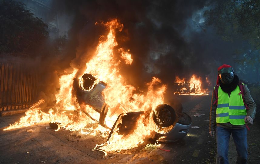 Протестные акции сопровождались погромами, поджогами и столкновениями с полицией. Фото AFP