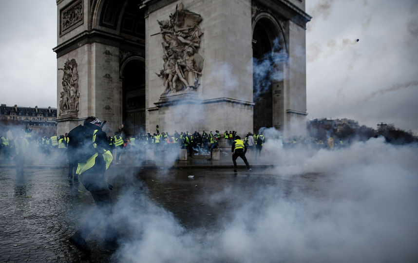 Протестные акции сопровождались погромами, поджогами и столкновениями с полицией. Фото AFP