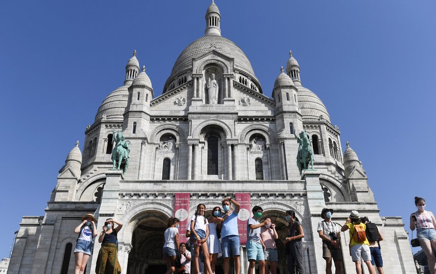 Режим распространяется на оживленные открытые районы французской столицы, включая берега реки Сены и знаменитый район Монмартр. Фото AFP