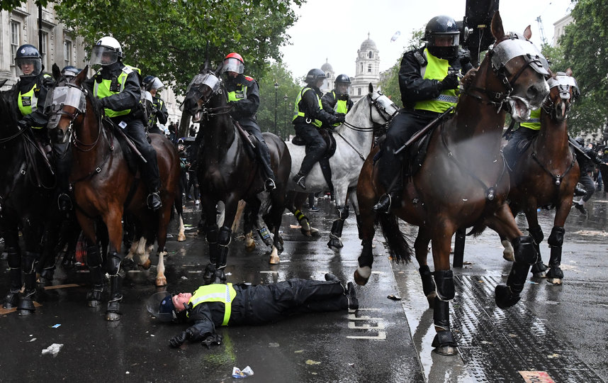 Некоторые протестующие швырялись в конную полицию сигнальными ракетами и стеклянными бутылками. Фото AFP