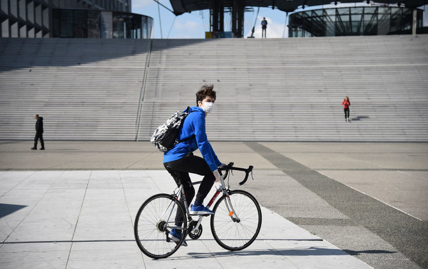 Во Франции полиция выявила 704 тысячи нарушений карантина за две недели. Фото Getty