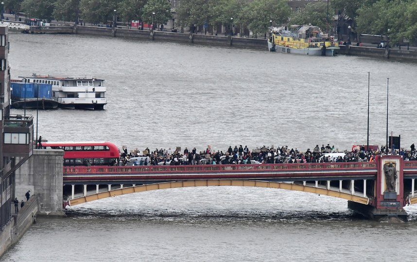 Многочасовая мирная демонстрация перешла в ожесточенные столкновения протестующих с полицией. Фото AFP