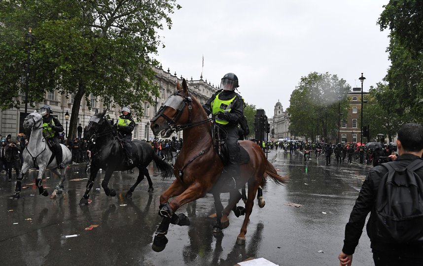Некоторые протестующие швырялись в конную полицию сигнальными ракетами и стеклянными бутылками. Фото AFP