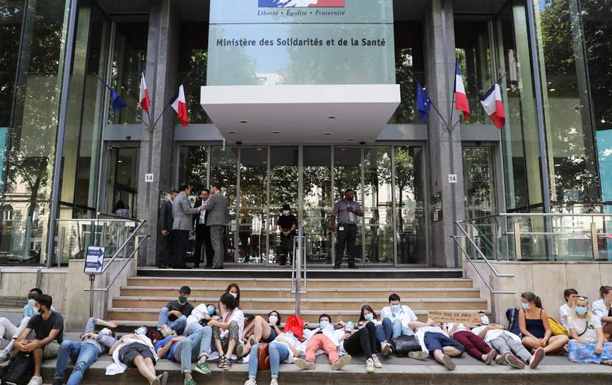 Многие медицинские работники приняли участие в акциях протеста, требуя увеличения зарплаты и улучшения условий труда. Фото AFP