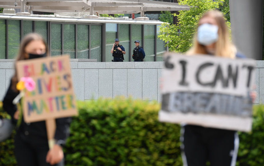 Многие протестующие несли транспоранты с надписями Black Lives Matter и I can't breathe. Фото AFP