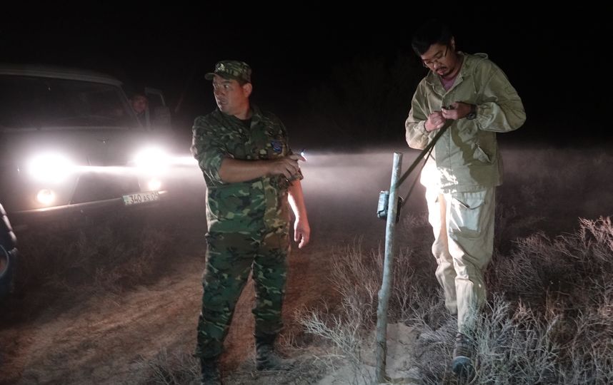 Специалисты устанавливают фотоловушки. Фото WWF России