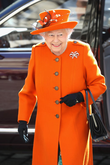 Все оттенки радуги, шляпка в тон и брошь: самые яркие наряды Елизаветы II