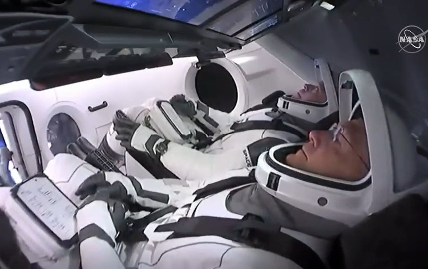 Корабль Crew Dragon доставит на станцию двух астронавтов – Дага Херли и Роберта Бенкена. Фото AFP